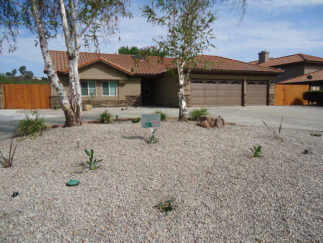 Building Photo - GORGEOUS HOME 3 BR, 2 BA, 3 CAR GARAGE & R...