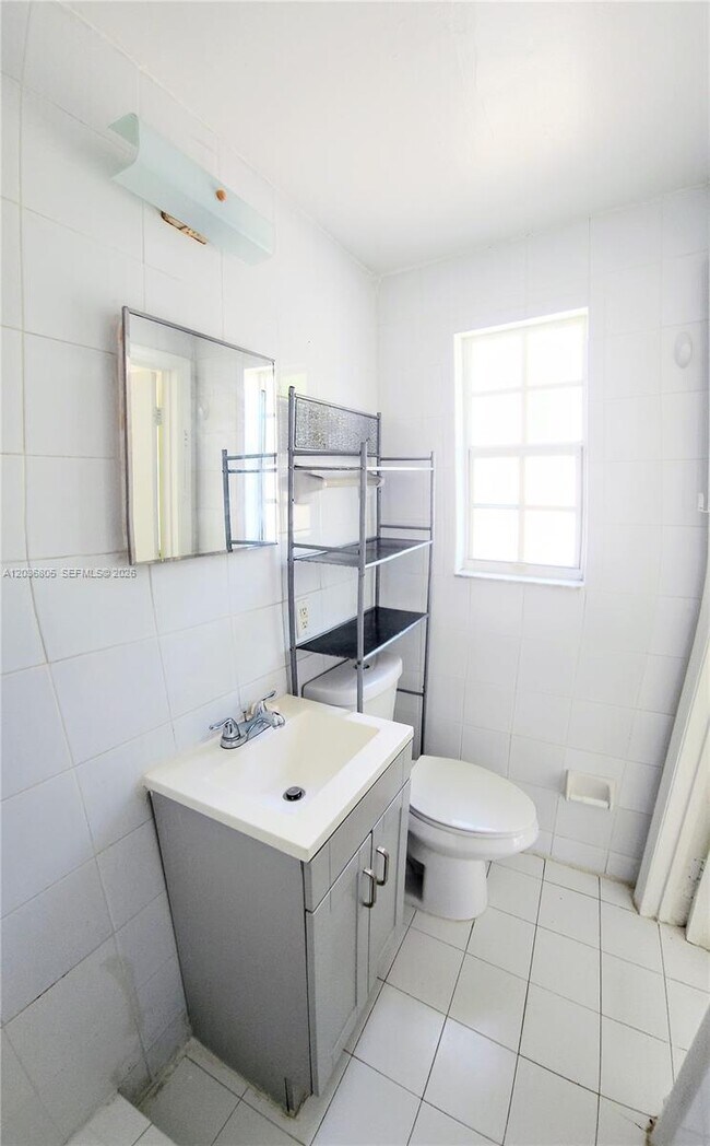 Foto del edificio - 235 NE 77th St