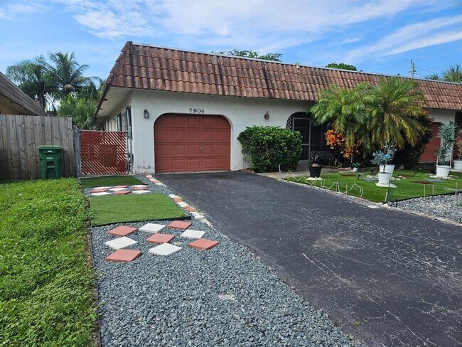 Foto del edificio - 7904 NW 70th Ct