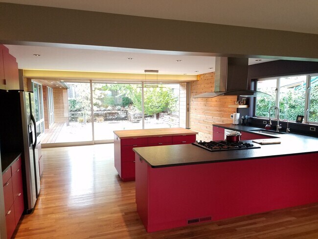 Foto del edificio - Beautiful Modern Custom Home in Great Sale...