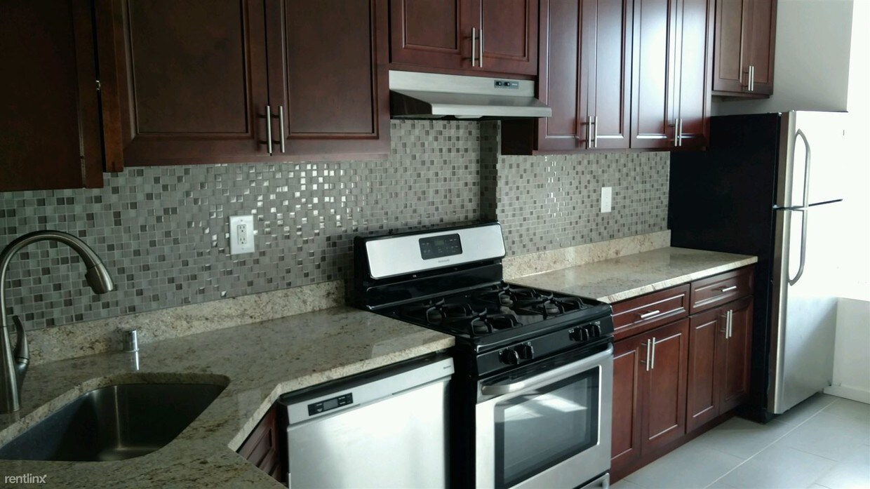 Building Photo - 3087 Steinway St