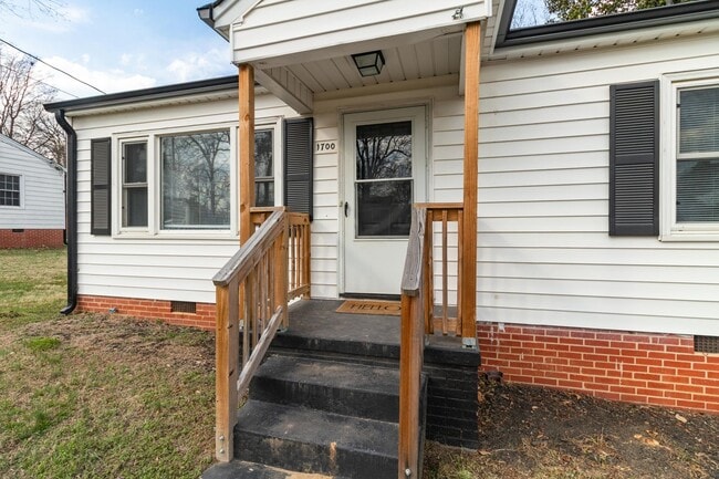Building Photo - Lovely 3 bedroom, 1 bathroom home in High Point with LVP throughout!