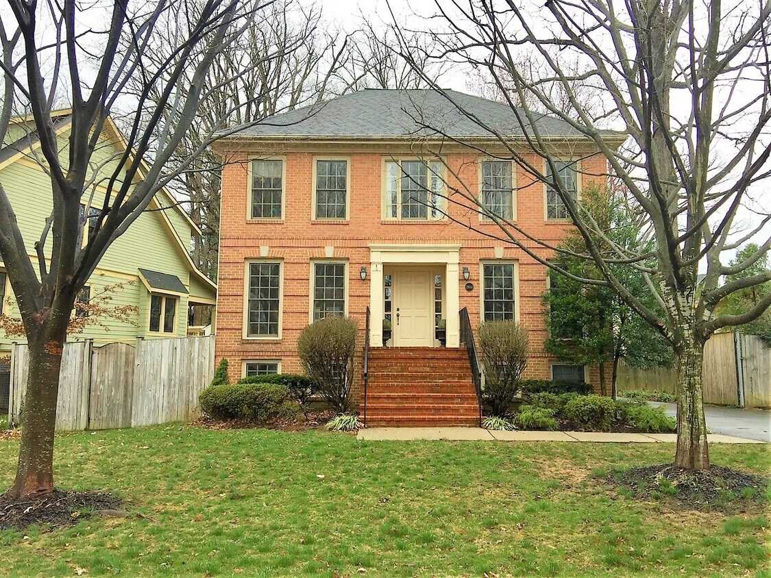 Primary Photo - Miraculous & Palatial 5 Bedroom 3.5 Bathro...