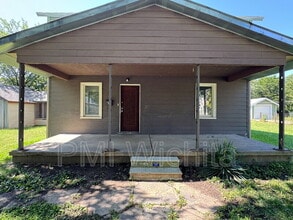 Building Photo - 421 Millwood N