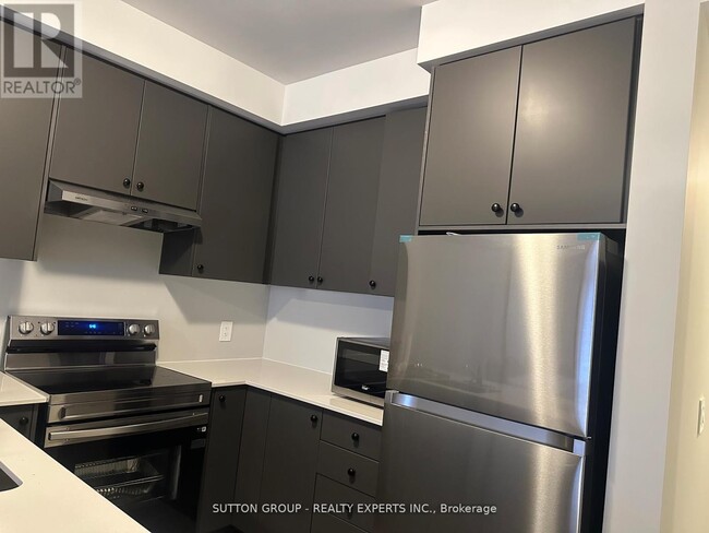 Building Photo - 10 S Creek Dr