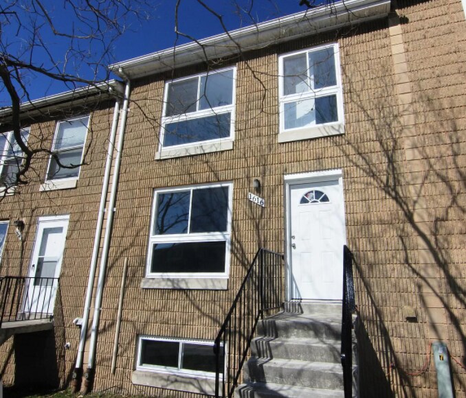 Front view - 1616 E Madison St