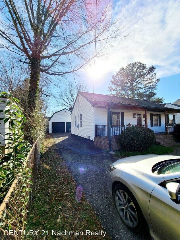 Primary Photo - 3 br, 2 bath House - 2120 E. Pembroke Avenue