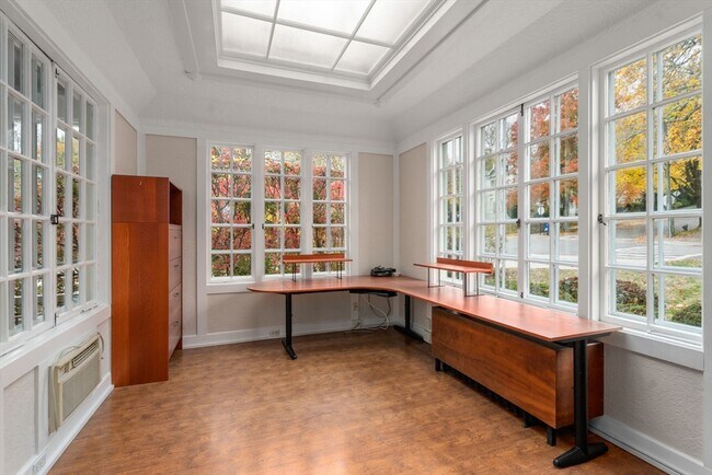 Foto del edificio - 161 Clinton Rd