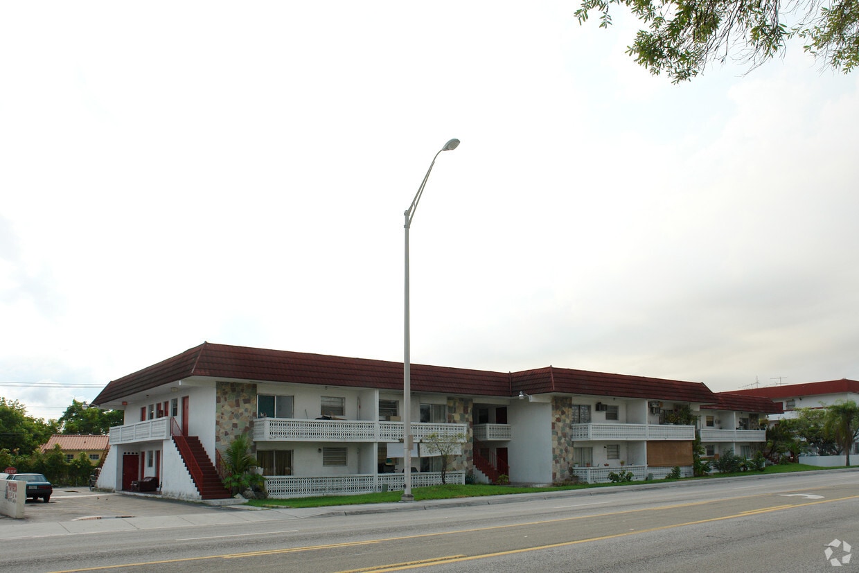 Building Photo - 1825 Ludlam Rd