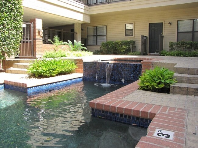 Building Photo - 106 E 30th St