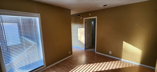 Foto del edificio - 223 Crown Oaks Way