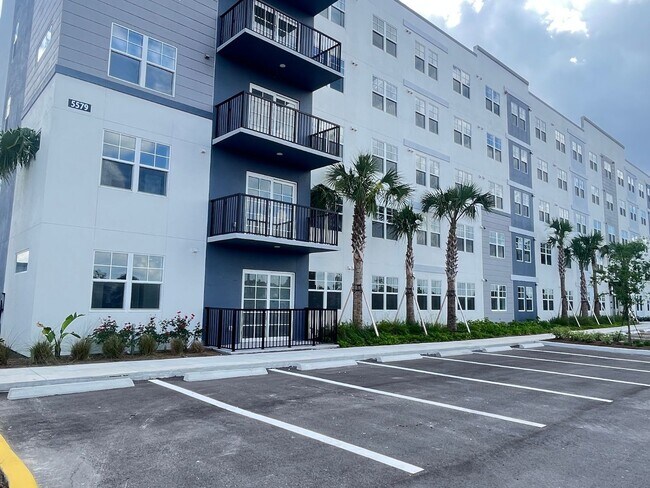 Foto del edificio - 5579 Millenia Park Blvd
