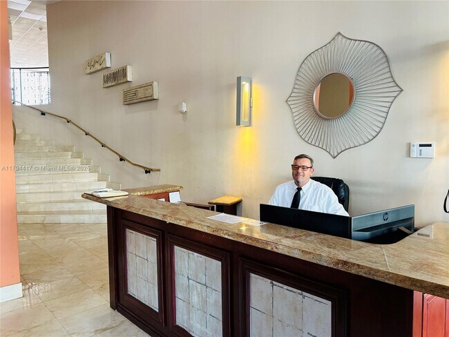 Foto del edificio - 5825 Collins Ave