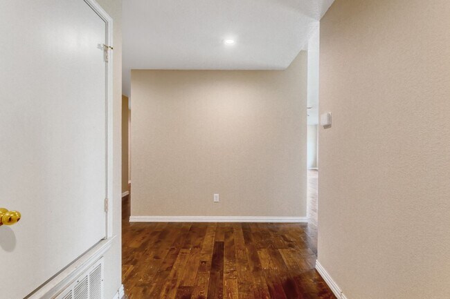 Foto del edificio - Elegant 4 Bedroom, 2 Bath Single Story Ret...