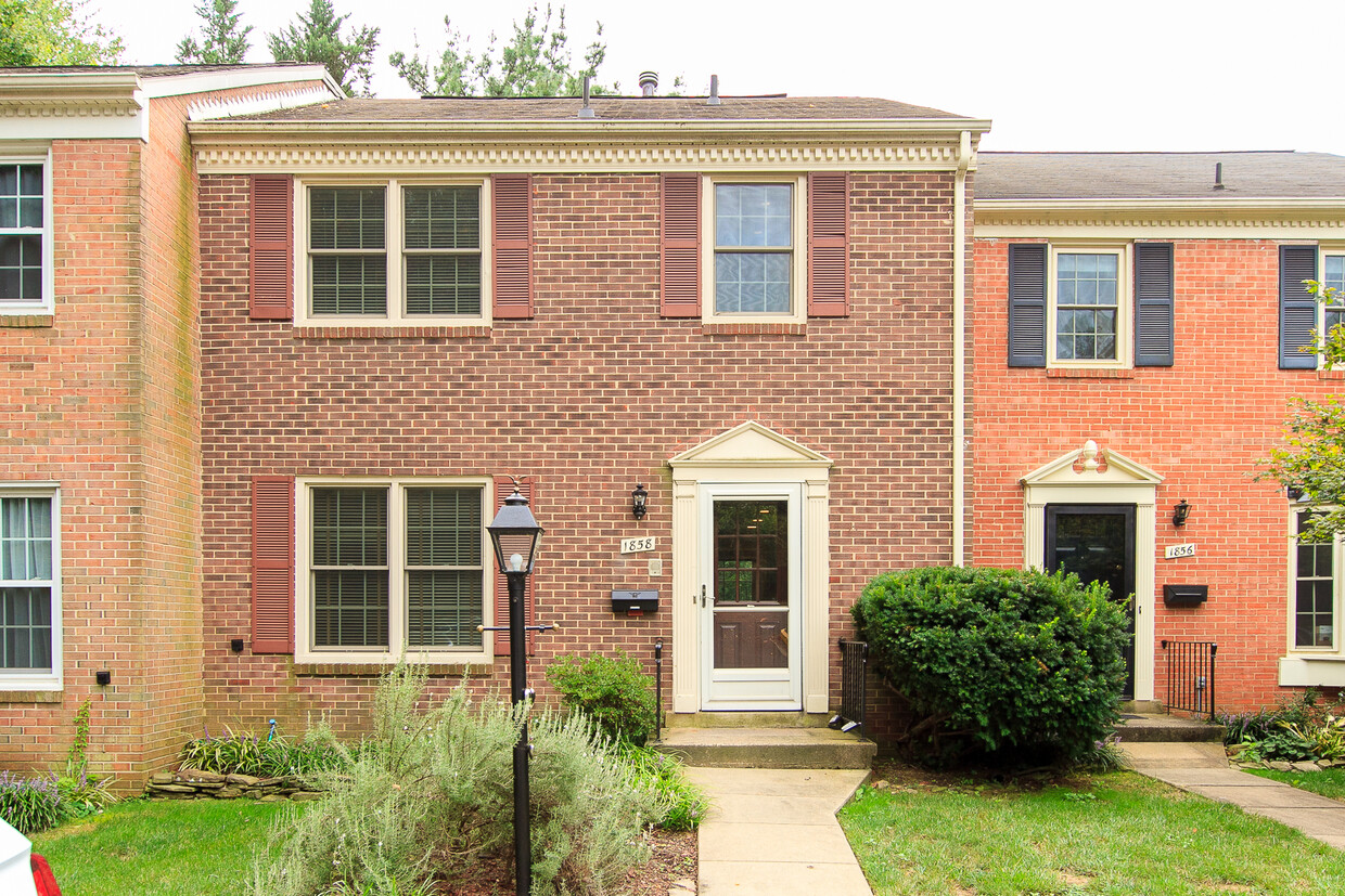 Primary Photo - 1858 Golf View Ct