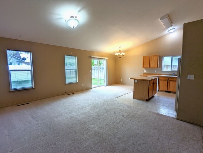 Building Photo - Spacious 4 bedroom home
