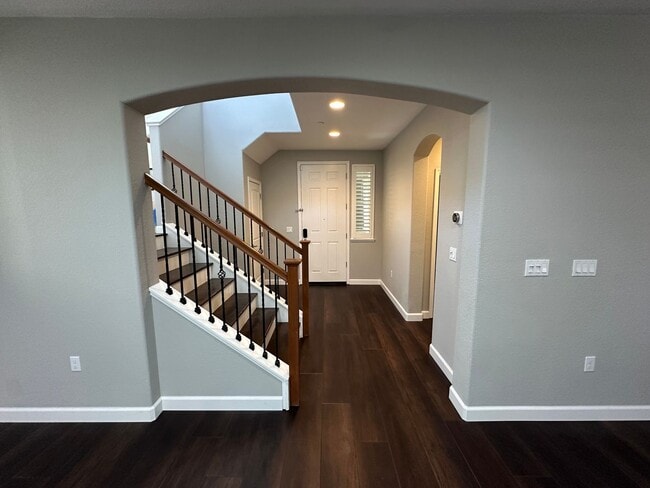 Building Photo - Gorgeous 4 Bedroom, 3 Bath Questa Village