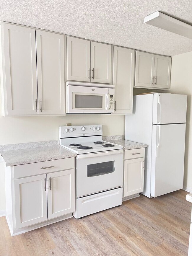 Building Photo - Newly updated 2 bedroom 1 bathroom condo.