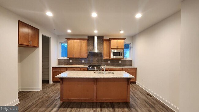 Building Photo - 3088 Egreton Rd