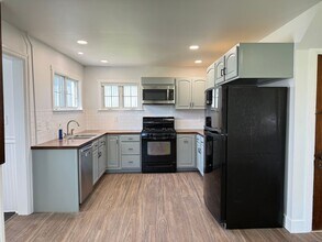 Building Photo - 147 Manheim St