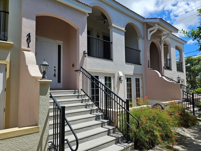 Foto del edificio - Seasonal Short-Term 2 Bedroom, 2.5 Bath Multi-Level Condo with Balcony and Patio located on Venic...