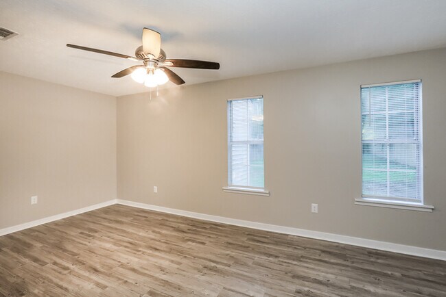 Building Photo - Nice Home in Brandon with Privacy Fenced Yard