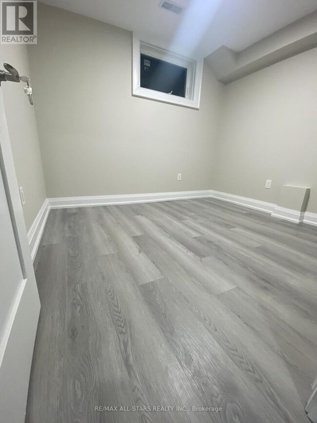 Photo du bâtiment - 519A Warden Ave.