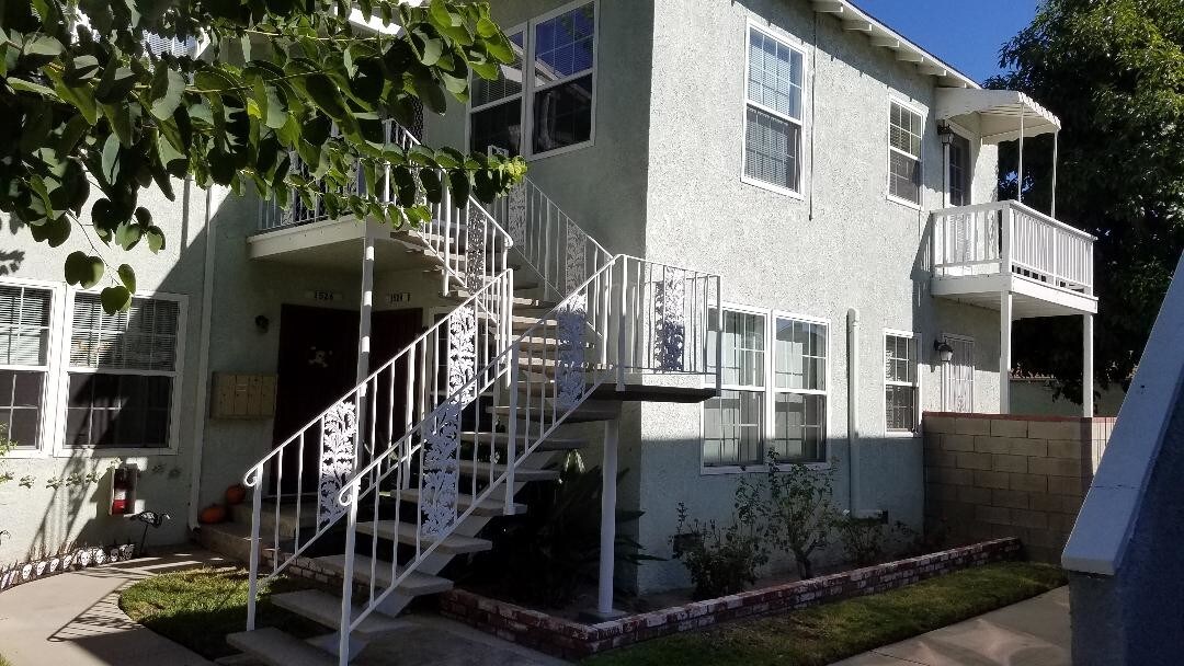 side view of building with balcony - 1524 N Buena Vista St