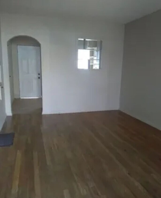 Building Photo - 2 Bedroom Duplex West Wichita