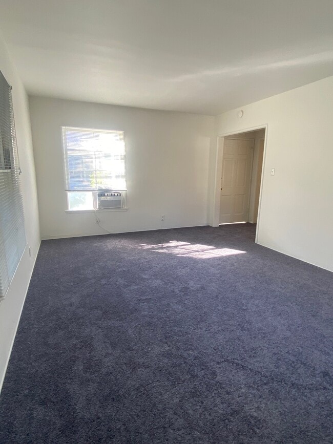 Building Photo - 609 Kelton Ave