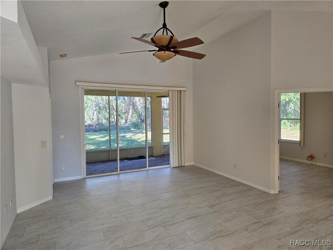 Foto del edificio - 2846 N Kittery Point