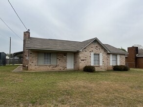 Building Photo - 1705 Deatsville Hwy