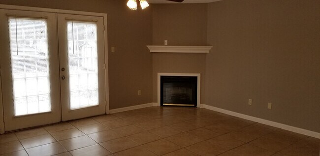 Foto del edificio - 2 Bd, 1 1/2 BA, townhouse in Sherwood.
