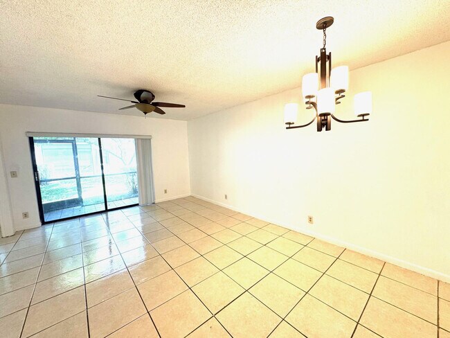 Foto del edificio - 2424 NW 89th Dr