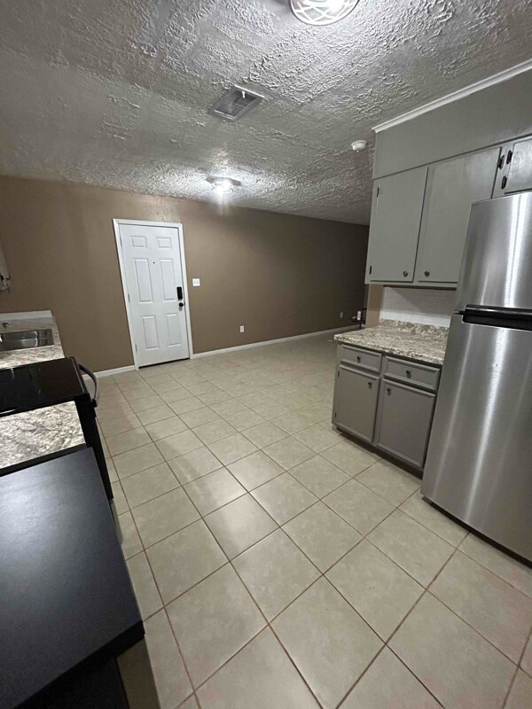 Building Photo - 160 Merlin St