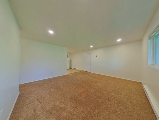 Building Photo - 2 bedroom 1 bathroom apartment in the heart of town!
