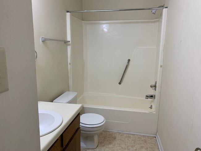 Building Photo - 2 brm 2 bath Duplex, washer/dryer hook up, NEW COUNTERTOPS.  Pets negotiable