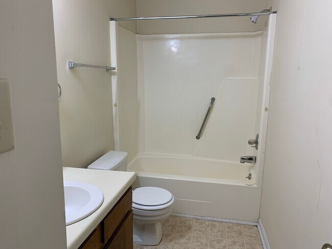 Foto del edificio - 2 brm 2 bath Duplex, washer/dryer hook up, NEW COUNTERTOPS.  Pets negotiable