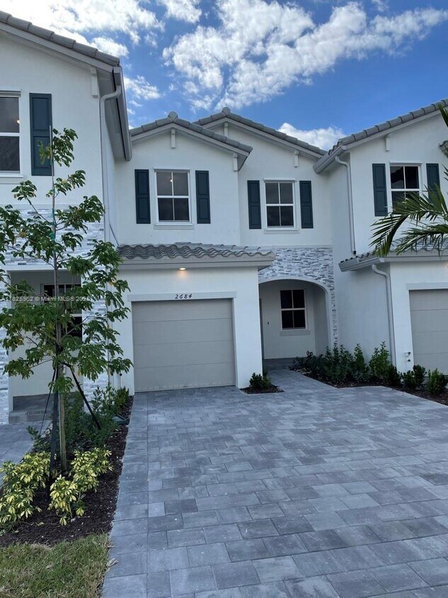 Foto del edificio - 2684 SE 11th Ct