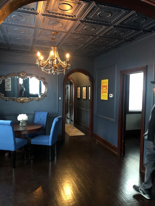 Dining Room - 1012 N Western Ave