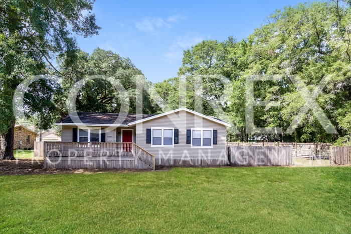 Foto principal - Wonderful Home In Adams Run. Fenced In Yard