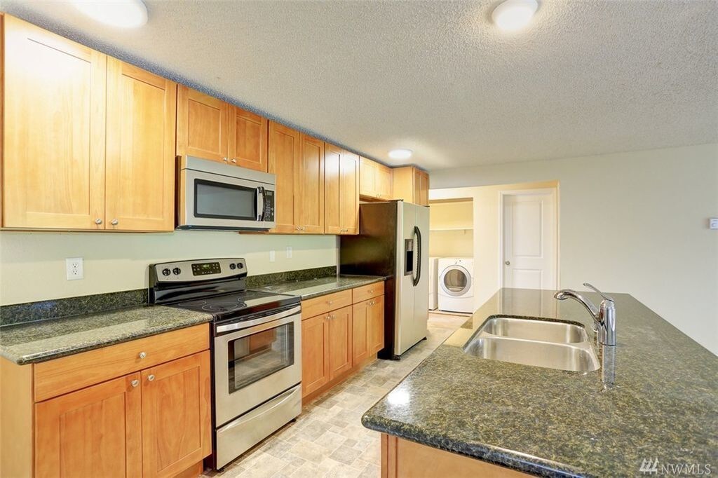 Kitchen - 1605 Norpoint Way NE