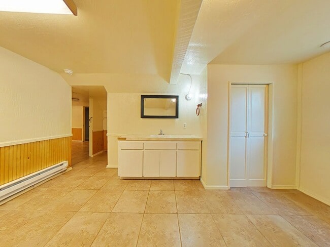 Building Photo - 3 Bedroom 4-Plex ~ Close to Campus