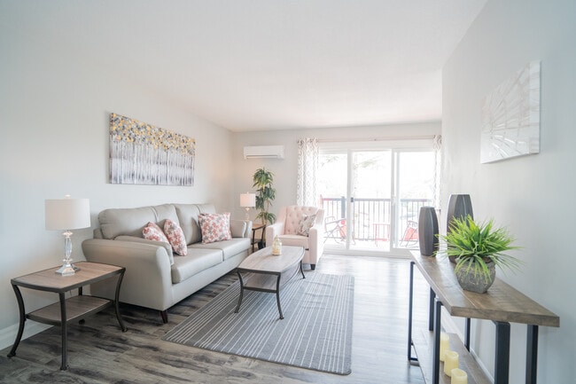 Building Photo - 24 Wellington St