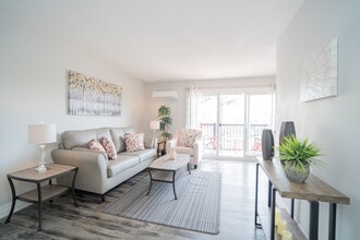 Building Photo - 24 Wellington St