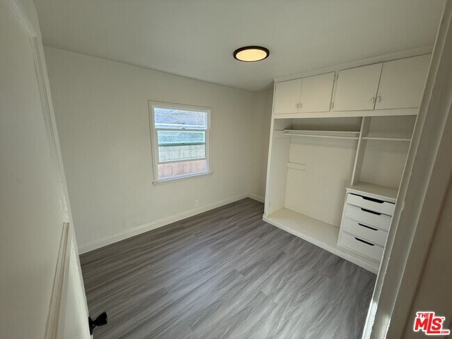 Foto del edificio - 5242 Mccallum Ave