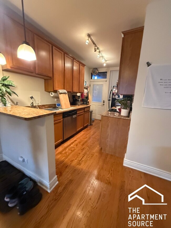 Building Photo - 3437 N Lakewood Ave