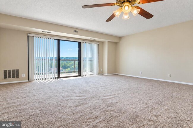 Foto del edificio - 205 Yoakum Pkwy