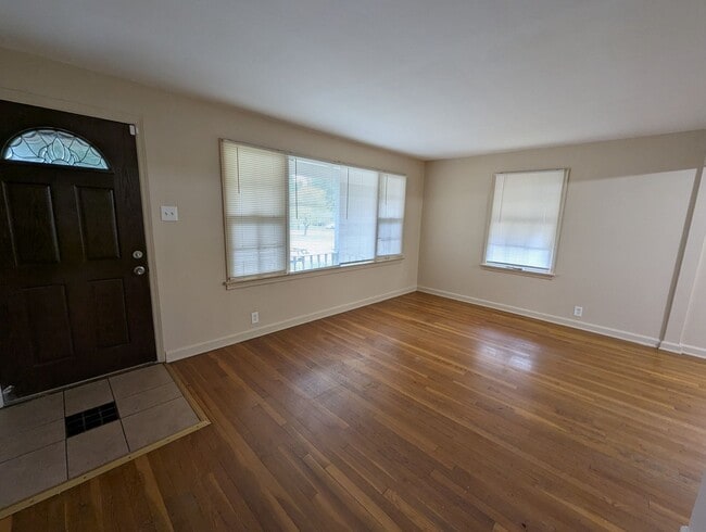 Photo - Sweet on Ashford: Sunny Spaces & Classic Charm! House