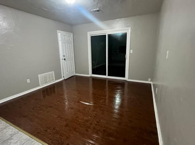 Building Photo - Section 8 Approved Home in Moore! **DEPOSI...